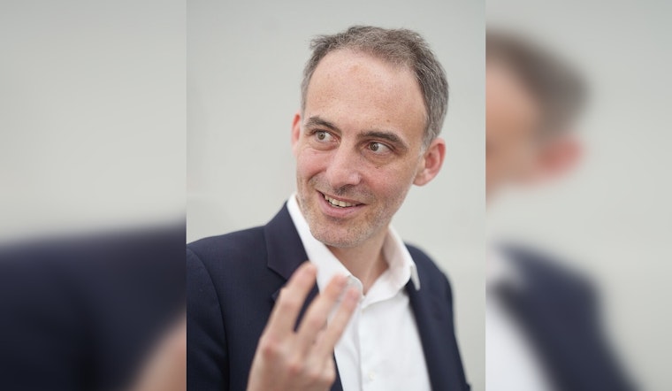 Politician Raphaël Glucksmann Demands U.S. to Return Statue of Liberty Amid Academic Funding Furore