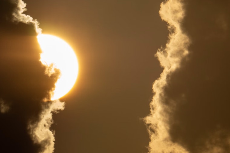St. Louis Prepares for a Week of Unpredictable Weather with Sunny Skies, Thunderstorms, and Temperature Drops