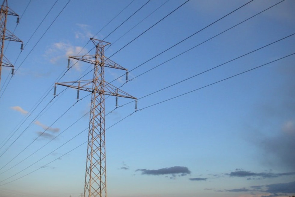 Strong Winds Cause Power Outages for Thousands in Milwaukee as We Energies Crews Work on Restoration