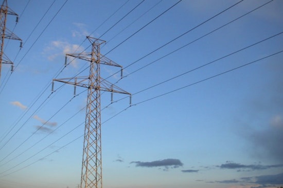 Strong Winds Cause Power Outages for Thousands in Milwaukee as We Energies Crews Work on Restoration