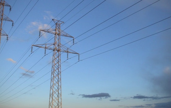 Strong Winds Cause Power Outages for Thousands in Milwaukee as We Energies Crews Work on Restoration