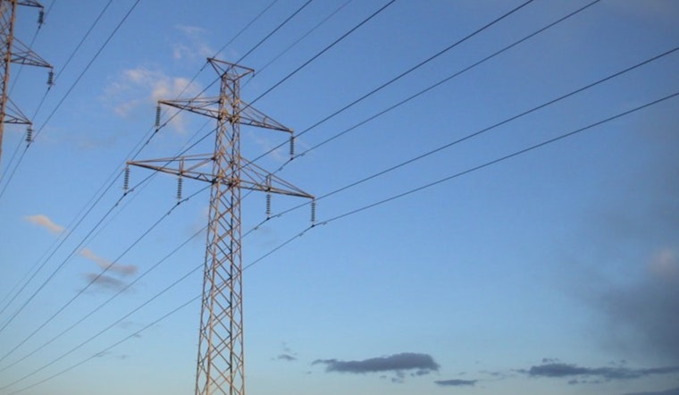 Strong Winds Cause Power Outages for Thousands in Milwaukee as We Energies Crews Work on Restoration