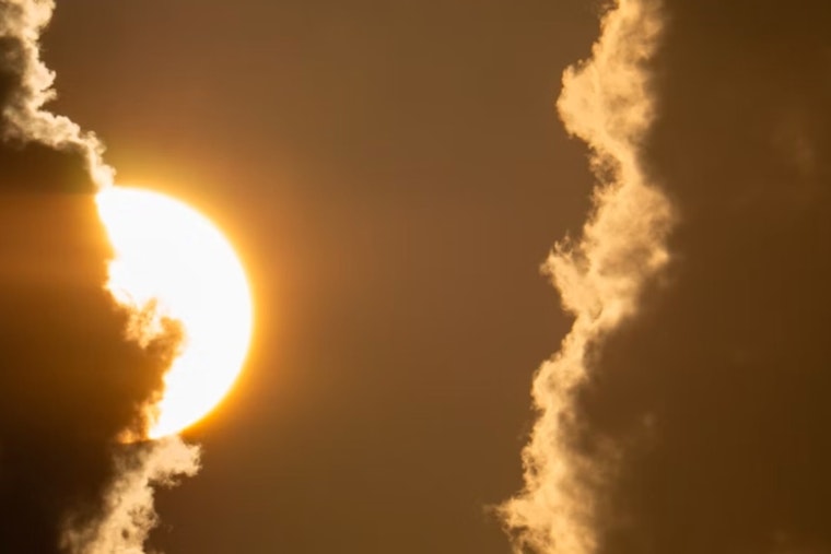 Washington D.C. Braces for Mixed Weather with Sunny Intervals and Potential Showers