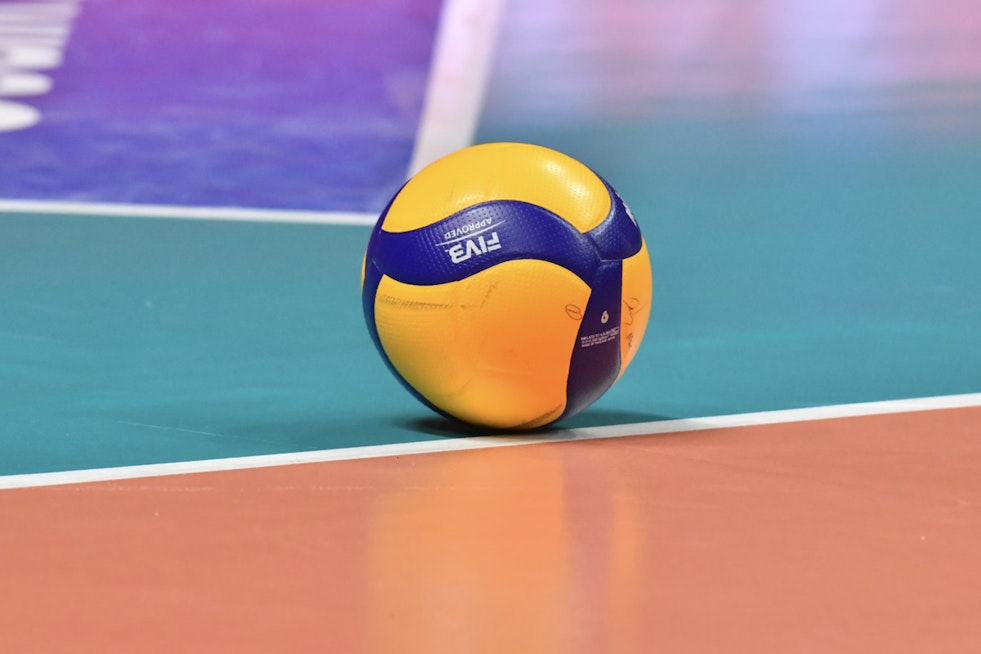 Coach Charlie Wade Ties Record for Wins as Hawaii Men's Volleyball Overcomes UCSB in Four-Set Thriller