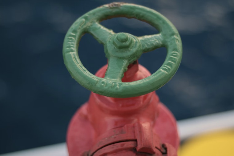 Contractor Error Leads to 600-Gallon Wastewater Spill in St. Petersburg, Partially Affecting Tampa Bay