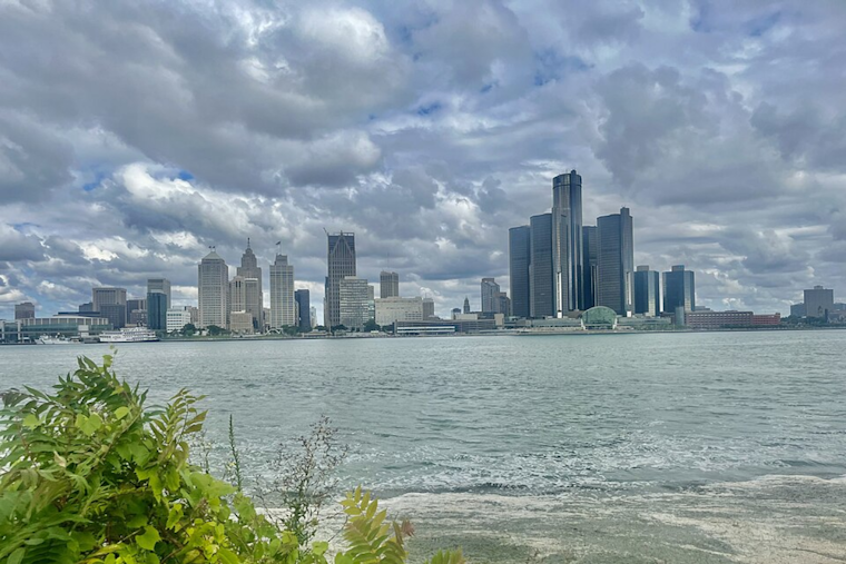 Detroit's Week Ahead: Sunny Days and Gusts Precede Showers and Thunderstorms