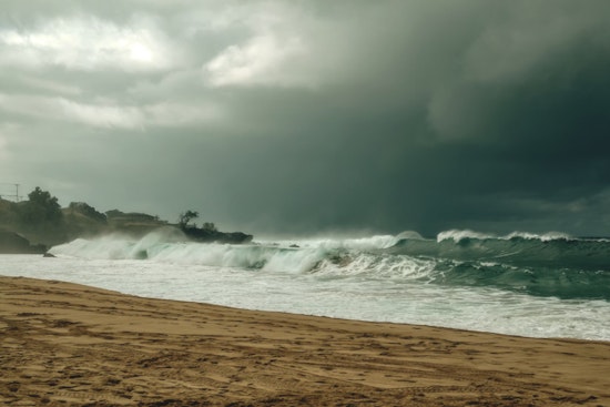 Honolulu Braces for Week of Mixed Weather with Light Winds, Thunderstorms, and Trade Winds
