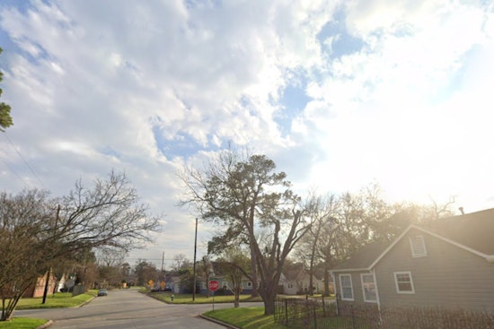 Houston Braces for Weekend Weather Shift, Warm Easter Sunday with Potential Thunderstorms Ahead