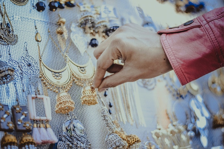 Los Angeles Police Warn of Rising Jewelry Thefts Targeting Seniors, Urge Vigilance and Community Cooperation