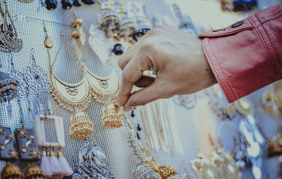 Los Angeles Police Warn of Rising Jewelry Thefts Targeting Seniors, Urge Vigilance and Community Cooperation