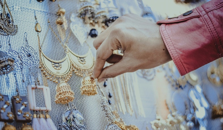 Los Angeles Police Warn of Rising Jewelry Thefts Targeting Seniors, Urge Vigilance and Community Cooperation