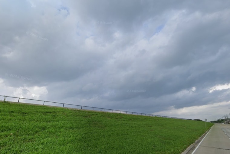 New Orleans Braces for Showers and Thunderstorms Amidst Warm, Misty Conditions