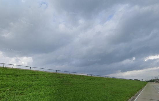 New Orleans Braces for Showers and Thunderstorms Amidst Warm, Misty Conditions