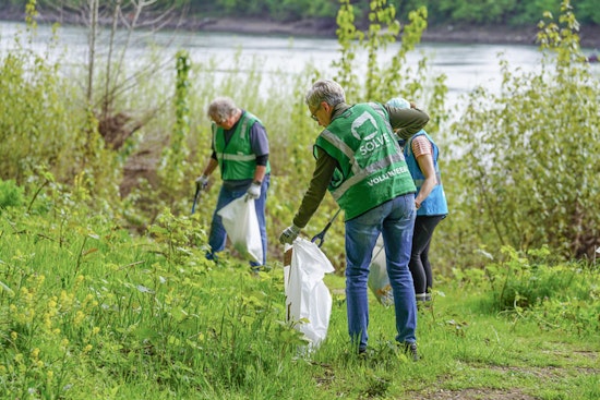 Oregon Governor Tina Kotek Leads by Example in Salem Earth Day Cleanup Effort