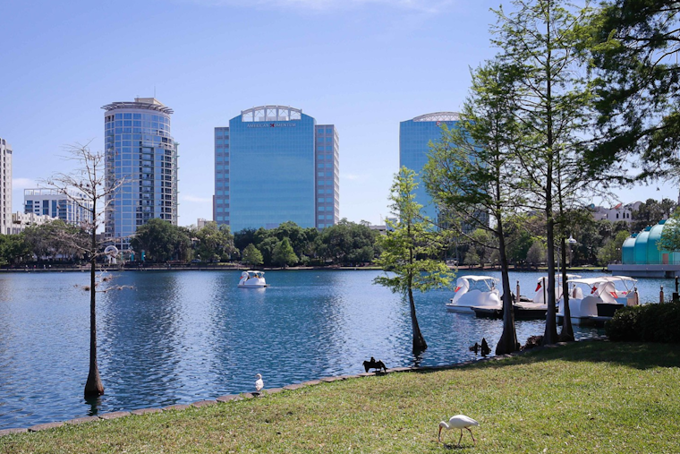 Orlando's Weekly Weather Outlook: Sunny Days Ahead with a Chance of Early Week Showers