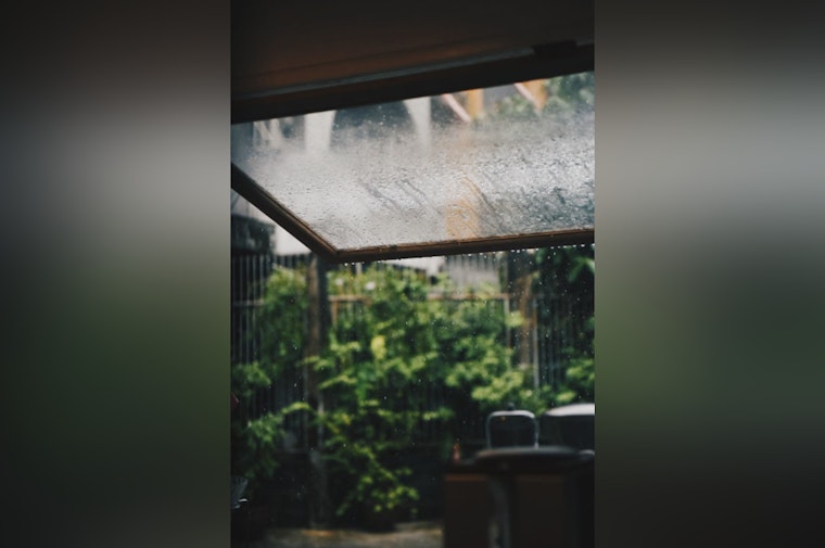 Sacramento Awaits Mild Showers with Warmer Afternoon and Possible Clearing by Evening