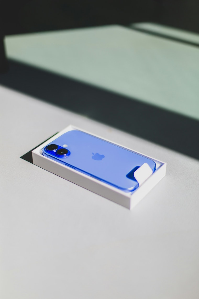 Sidestepping Trump Tariffs, Apple Airlifts 600 Tons of iPhones to Chicago, LA, NY, and SF