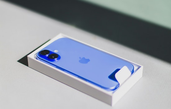 Sidestepping Trump Tariffs, Apple Airlifts 600 Tons of iPhones to Chicago, LA, NY, and SF
