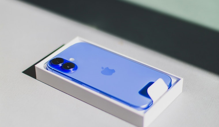 Sidestepping Trump Tariffs, Apple Airlifts 600 Tons of iPhones to Chicago, LA, NY, and SF