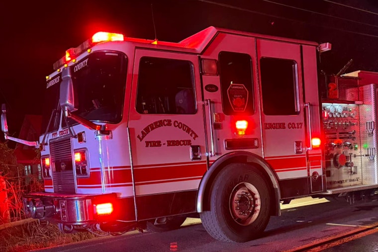 Lawrence County Rescue Team Safely Extracts Individuals from Submerged Vehicle Amid Tennessee Floods