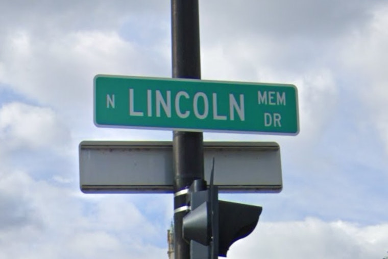 Milwaukee Waves Goodbye to "Deep Thought" as Lincoln Memorial Drive Closes for Removal of Abandoned Boat