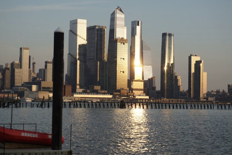 New York City Welcomes Sunny Memorial Day Across Boroughs with Mild Weekly Forecast Ahead