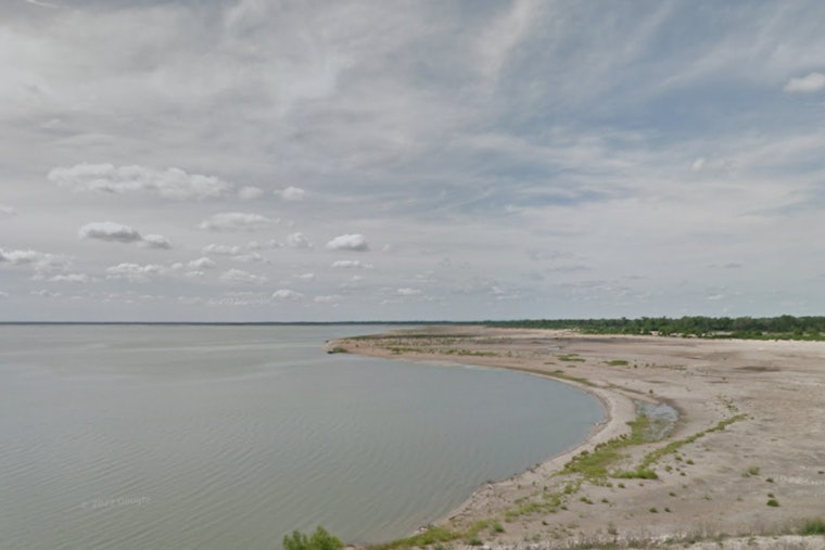 Oklahoma Teen Tragically Drowns at Sandy Cove Beach, Witnessed Attempting to Retrieve Ball 