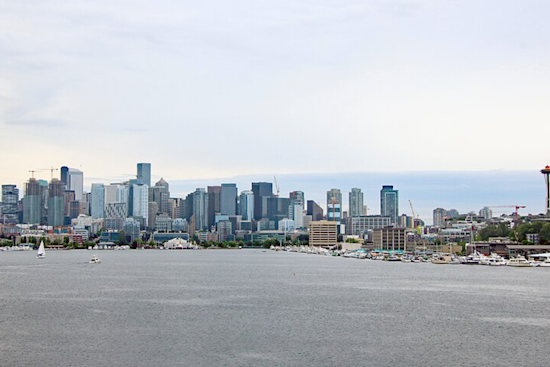 Seattle Embraces Overcast Skies with Chances of Showers, NWS Reports Moderate Temperatures