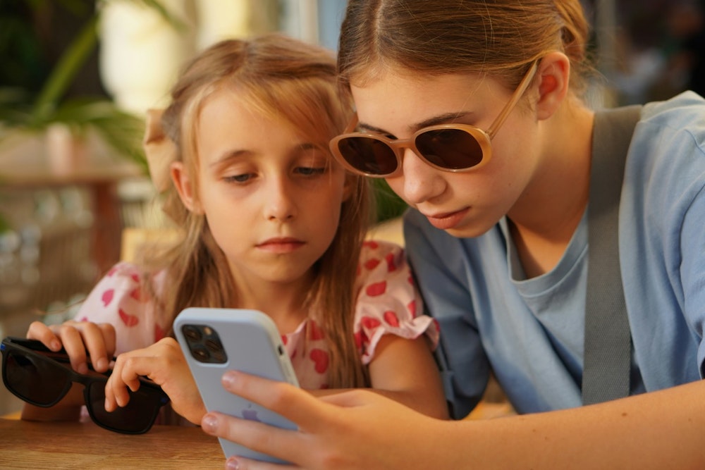Texas Legislature Advances Bill to Ban Minors from Social Media Amid Safety and Rights Debates