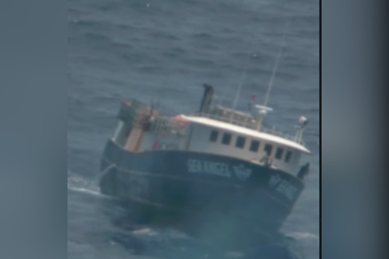 US Coast Guard Executes Precision Rescue of Ill Fisherman Off Big Island Coast