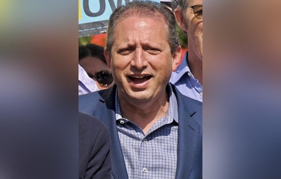 NYC Mayoral Candidate Brad Lander Detained by ICE During Dramatic Court Scene in Manhattan