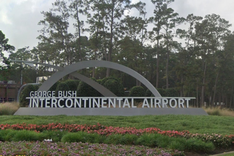 United Flight from Houston to Frankfurt Returns for Emergency Landing Due to Technical Issue