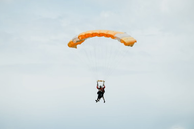 85-Year-Old Charlotte Moszczenski Skydives in Tribute to Late Paratrooper Husband in St. Louis