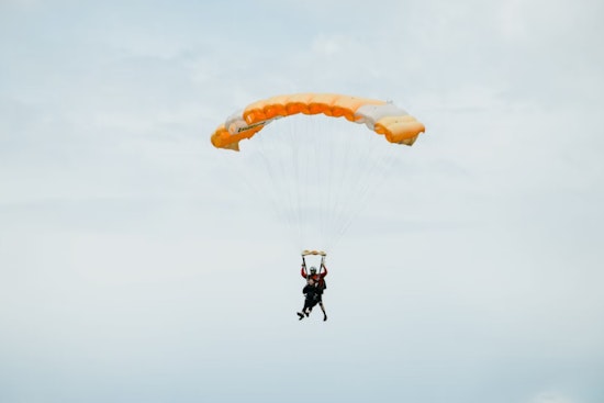 85-Year-Old Charlotte Moszczenski Skydives in Tribute to Late Paratrooper Husband in St. Louis
