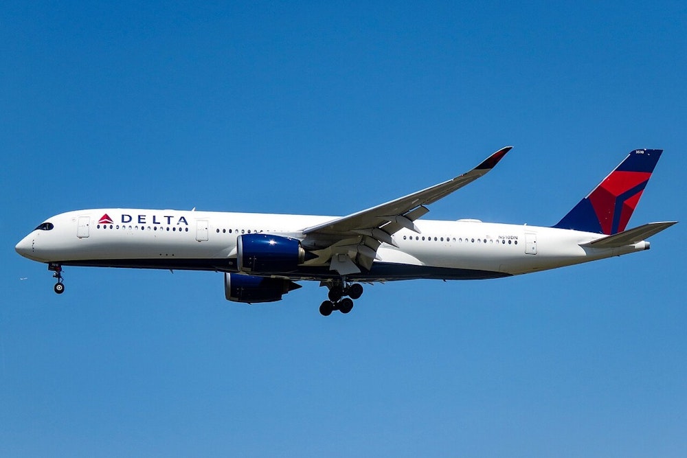 Delta Flight from Atlanta Makes Emergency Landing in Fort Myers Due to Onboard Battery Fire
