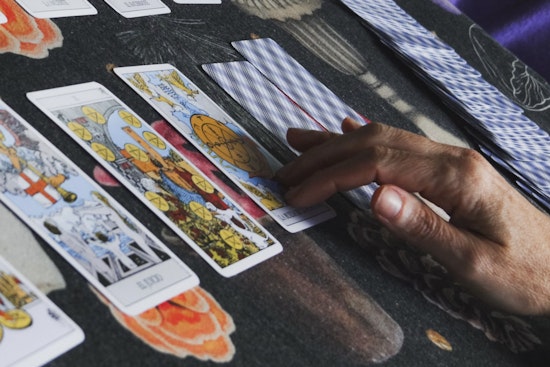 Manhattan Fortune Teller Charged with Grand Larceny for Swindling $87K from Hotel Room Cleaner