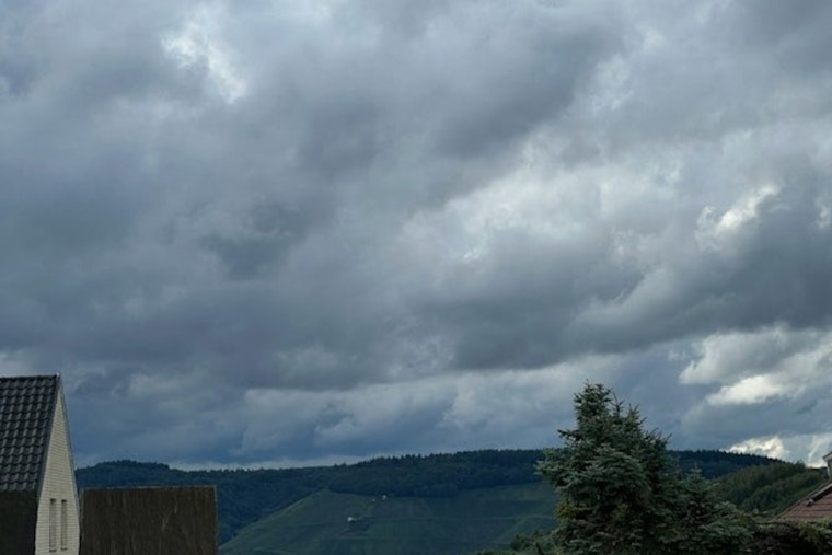 Minneapolis Braces for Changeable Weather: Showers, Thunderstorms, and Severe Storm Risk Ahead