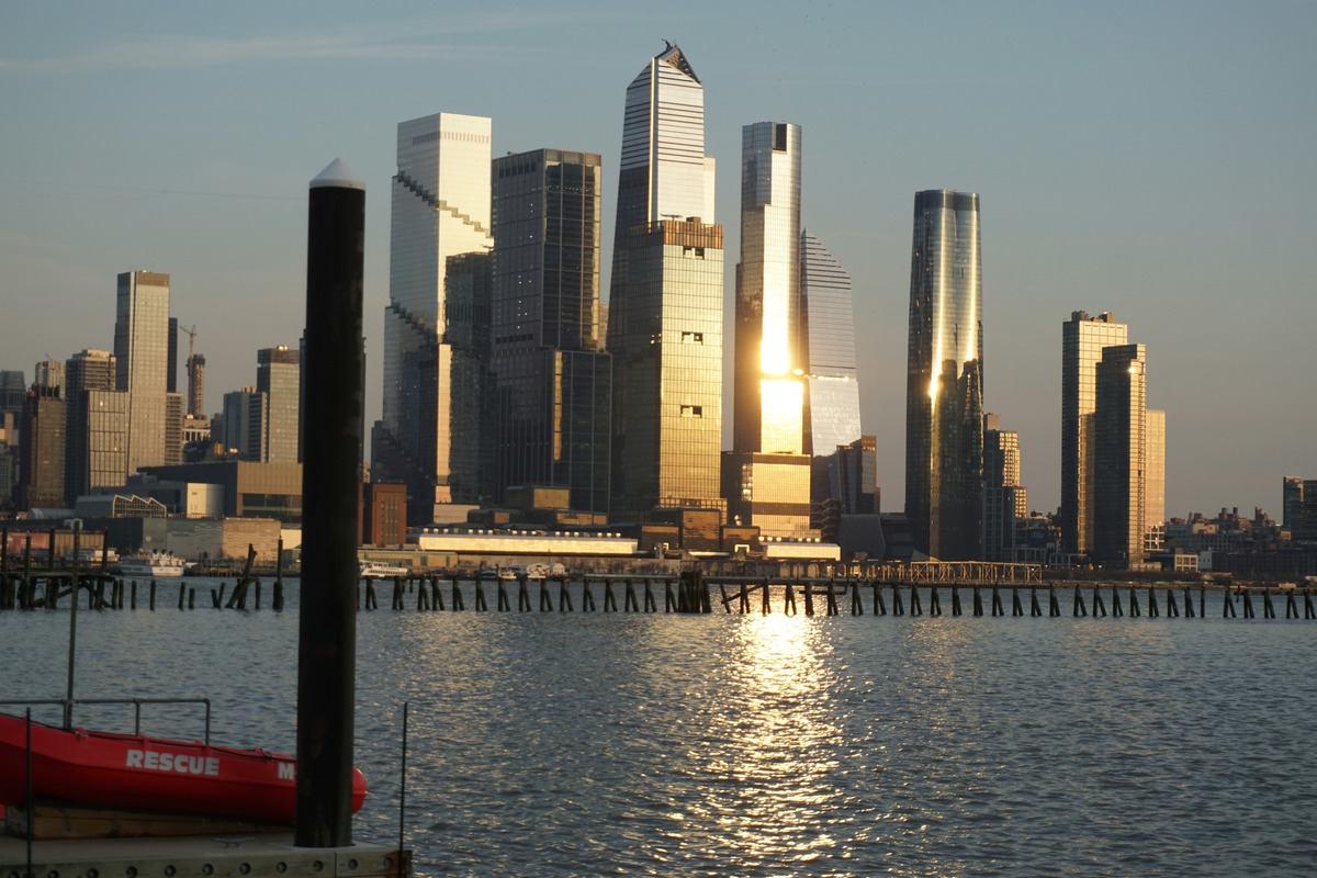 NEW YORK BRACES FOR POTENTIAL FLOODING AND HEAVY visual data 4