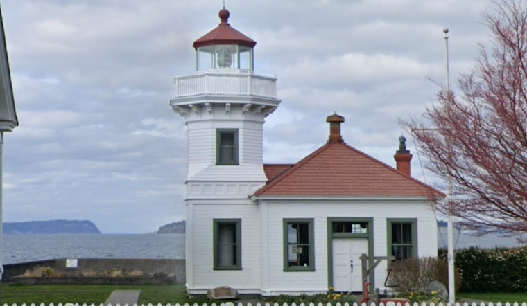 Passengers Unharmed in Unplanned Cessna Landing Near Mukilteo, Aircraft Sinks Off Lighthouse Park