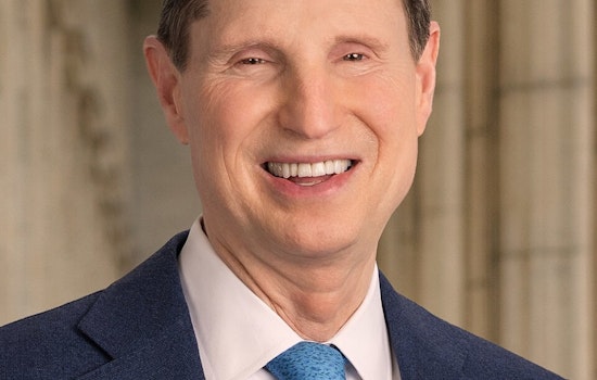 Senator Wyden Introduces VISIBLE Act to Mandate Clear ID for Immigration Agents