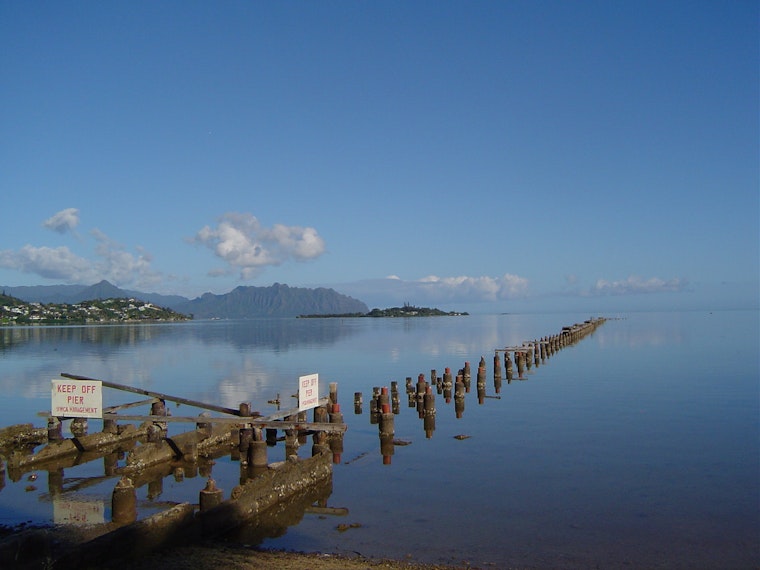 Honolulu Fire Department Rescues Two Boaters From Sinking Vessel in Kaneohe Bay