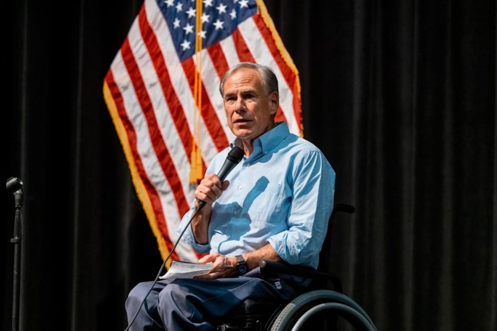 Governor Abbott and George Strait Deliver $25,000 Checks to Hill Country Flood Victims in Ingram