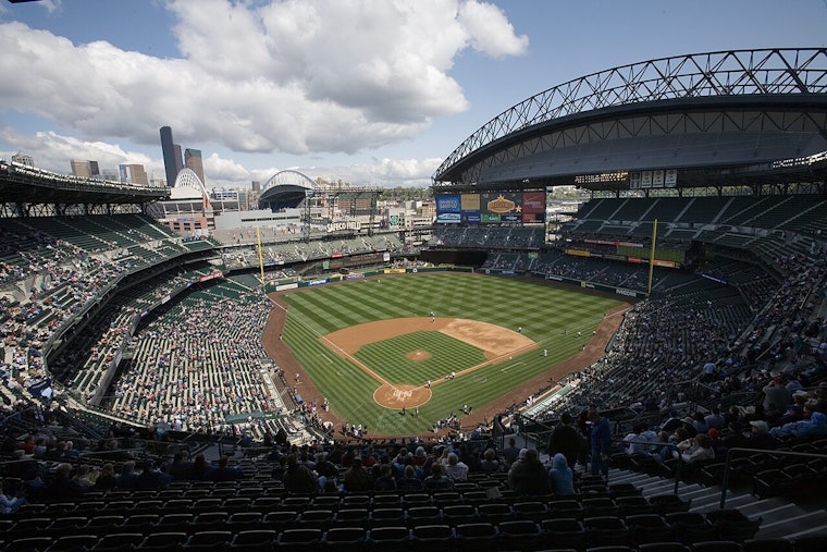 Mariners Narrow Gap in AL West with 8-6 Triumph Over White Sox, Rodríguez and Naylor Power Seattle's Charge