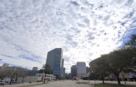 New Orleans Braces for Intermittent Showers Amidst Sunshine as Humidity Soars
