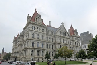New York Governor Hochul Meets with Texas Democrats in Albany Amid Redistricting Standoff