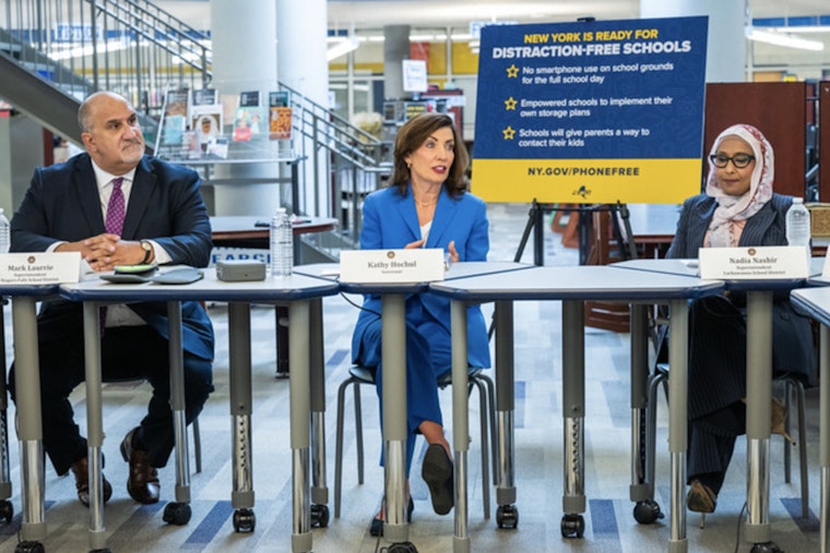 New York Implements "Bell-to-Bell" Smartphone Restrictions in Schools for Focused Learning, Backed by Governor Hochul