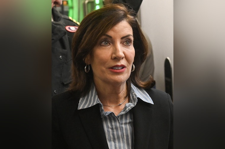 NY Governor Hochul Condemns ICE Detention of Ecuadorian Girl and Mother During Manhattan Court Check-In