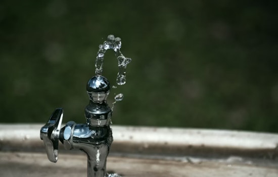 Phoenix Residents Flock to Chilled Water Stations Amid Record Heat