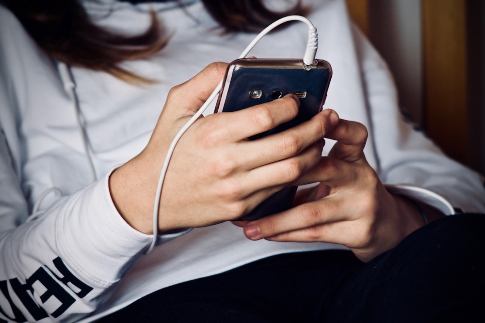 Texas Schools' Contested Mobile Device Ban Sparks Debate Among Houston and Fort Bend Parents and Educators