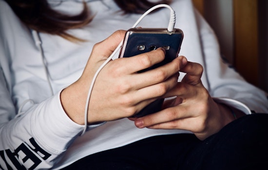 Texas Schools' Contested Mobile Device Ban Sparks Debate Among Houston and Fort Bend Parents and Educators